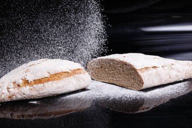 Un serpiştirilmiş gri ekmek. Ev yapımı hamur işleri, ekmek kesimi tokmak.