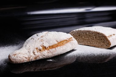 Un serpiştirilmiş gri ekmek. Ev yapımı hamur işleri, ekmek kesimi tokmak.