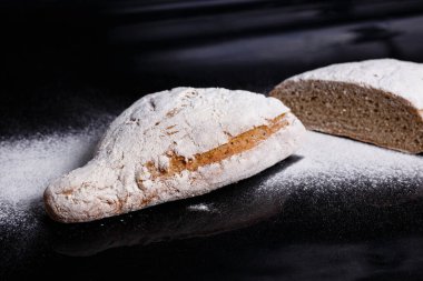 Un serpiştirilmiş gri ekmek. Ev yapımı hamur işleri, ekmek kesimi tokmak.