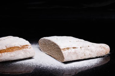 Un serpiştirilmiş gri ekmek. Ev yapımı hamur işleri, ekmek kesimi tokmak.