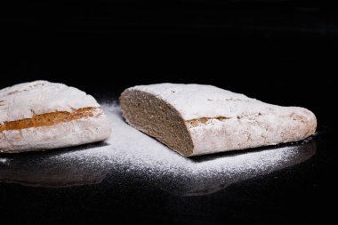 Un serpiştirilmiş gri ekmek. Ev yapımı hamur işleri, ekmek kesimi tokmak.