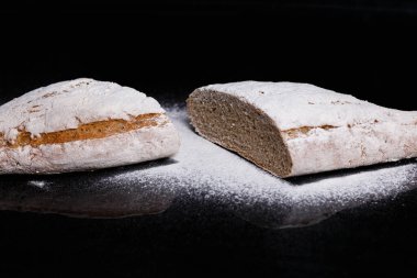 Un serpiştirilmiş gri ekmek. Ev yapımı hamur işleri, ekmek kesimi tokmak.