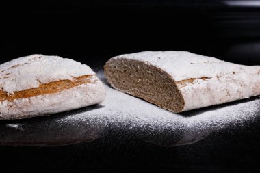 Un serpiştirilmiş gri ekmek. Ev yapımı hamur işleri, ekmek kesimi tokmak.