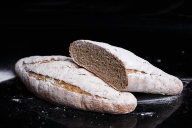 Un serpiştirilmiş gri ekmek. Ev yapımı hamur işleri, ekmek kesimi tokmak.