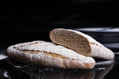 Un serpiştirilmiş gri ekmek. Ev yapımı hamur işleri, ekmek kesimi tokmak.