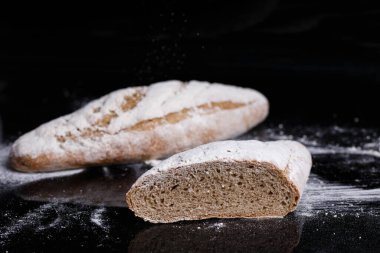 Un serpiştirilmiş gri ekmek. Ev yapımı hamur işleri, ekmek kesimi tokmak.