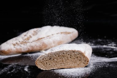 Un serpiştirilmiş gri ekmek. Ev yapımı hamur işleri, ekmek kesimi tokmak.