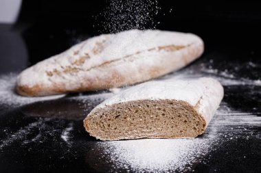 Un serpiştirilmiş gri ekmek. Ev yapımı hamur işleri, ekmek kesimi tokmak.