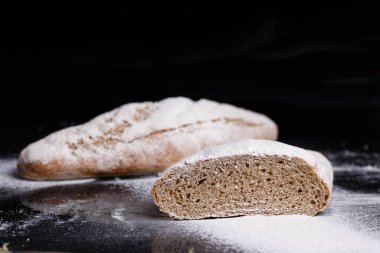 Un serpiştirilmiş gri ekmek. Ev yapımı hamur işleri, ekmek kesimi tokmak.