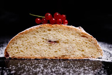 Doldurulmuş yuvarlak ekmek şeklinde tatlı kek. Fotoğraf: Bölüm.