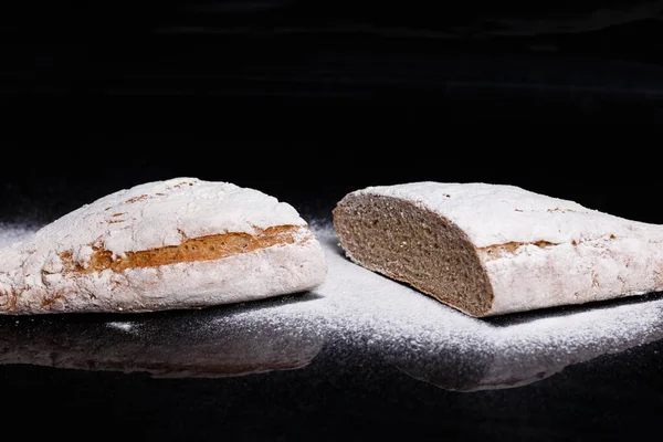 Un serpiştirilmiş gri ekmek. Ev yapımı hamur işleri, ekmek kesimi tokmak.