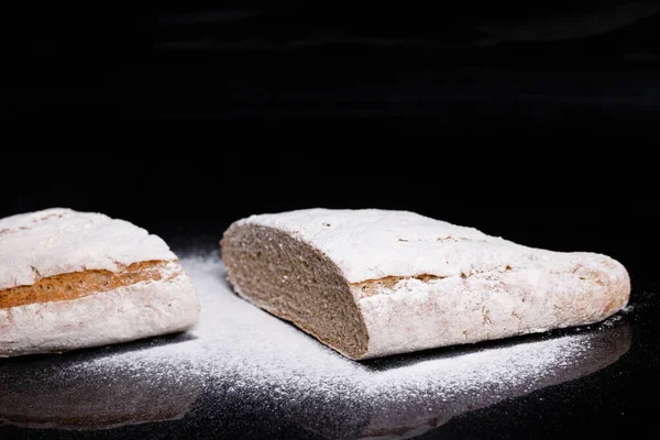 Gray bread sprinkled with flour. Homemade pastries, bread cut gavpil — Stock Photo, Image