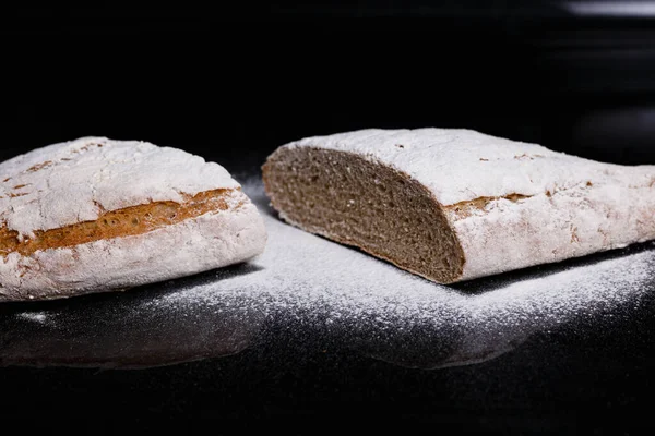 Un serpiştirilmiş gri ekmek. Ev yapımı hamur işleri, ekmek kesimi tokmak.