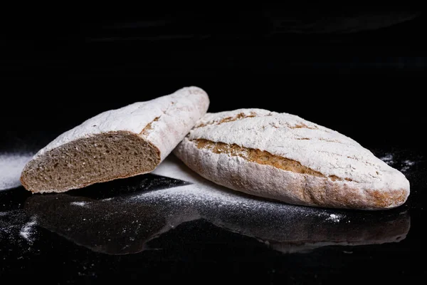 Un serpiştirilmiş gri ekmek. Ev yapımı hamur işleri, ekmek kesimi tokmak.