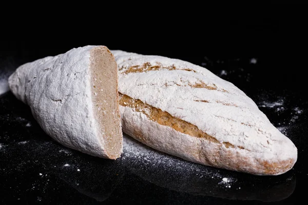 Un serpiştirilmiş gri ekmek. Ev yapımı hamur işleri, ekmek kesimi tokmak.