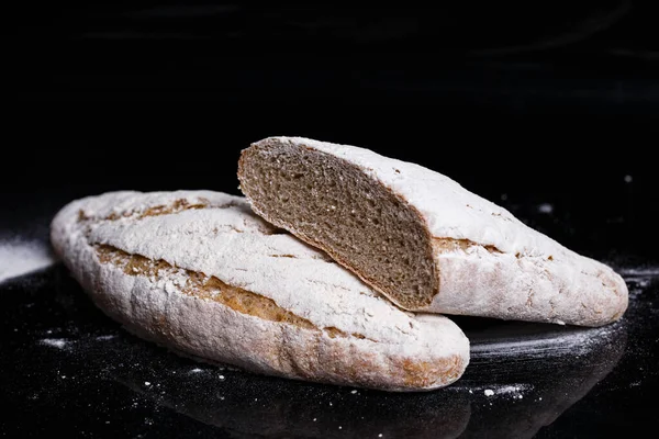 Un serpiştirilmiş gri ekmek. Ev yapımı hamur işleri, ekmek kesimi tokmak.