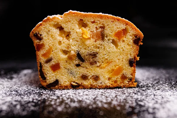 パンの形をした甘いカップケーキ。レーズンとカップケーキ,ドライアプリコット,プラム. — ストック写真
