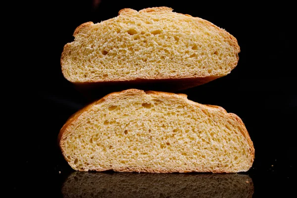 Házi kenyér. Otthon sütök. Kerek kenyér egy fa táblán. — Stock Fotó