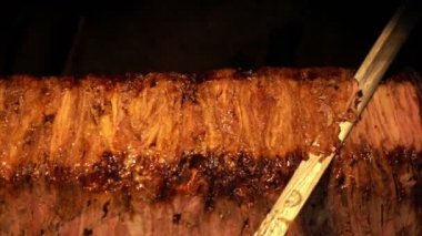 Türk Anadolu geleneksel Doğu yemek sığır eti ya da kuzu hünkar / onlar pişmiş kısmı slicely kesilmiş ve pide üzerinde eklemek ve youghurt ve domates salça ile hizmet ve ayrıca bazı plaka için pişmiş soğan, ekledi restoranda lezzetli et yemek ızgara