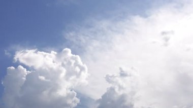 Yumuşak bulutlar gökyüzü zaman atlamalı