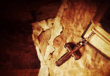 Hıristiyanlık Dini Sembolü İsa Haçı ve İncil