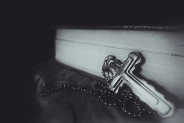 Hıristiyanlık Dini Sembolü İsa Haçı ve İncil