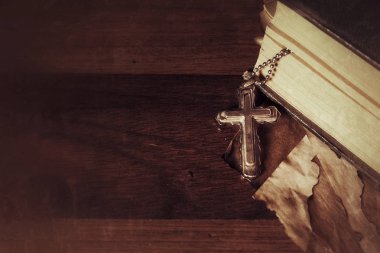 Hıristiyanlık Dini Sembolü İsa Haçı ve İncil