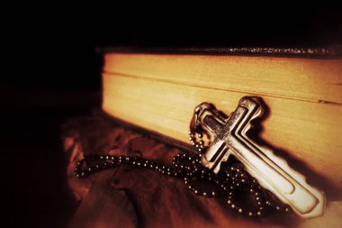 Hıristiyanlık Dini Sembolü İsa Haçı ve İncil