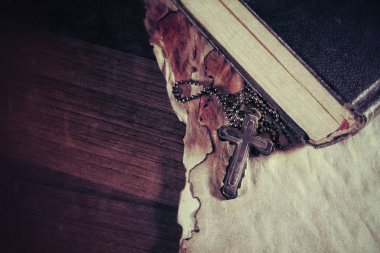 Hıristiyanlık Dini Sembolü İsa Haçı ve İncil