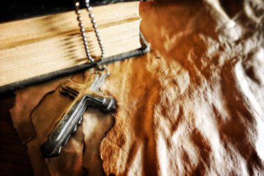 Hıristiyanlık Dini Sembolü İsa Haçı ve İncil