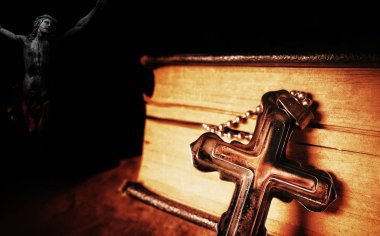 Hıristiyanlık Dini Sembolü İsa Haçı ve İncil