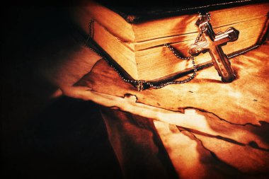 Hıristiyanlık Dini Sembolü İsa Haçı ve İncil