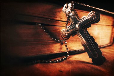 Hıristiyanlık Dini Sembolü İsa Haçı ve İncil