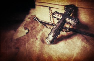 Hıristiyanlık Dini Sembolü İsa Haçı ve İncil