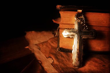 Hıristiyanlık Dini Sembolü İsa Haçı ve İncil