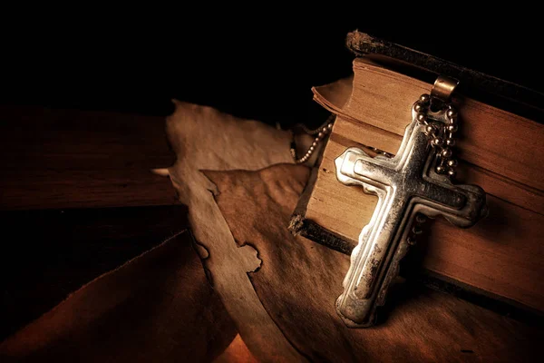 Hıristiyanlık Dini Sembolü İsa Haçı ve İncil