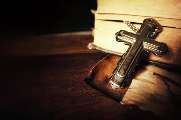 Hıristiyanlık Dini Sembolü İsa Haçı ve İncil