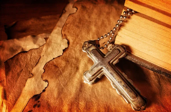 Hıristiyanlık Dini Sembolü İsa Haçı ve İncil