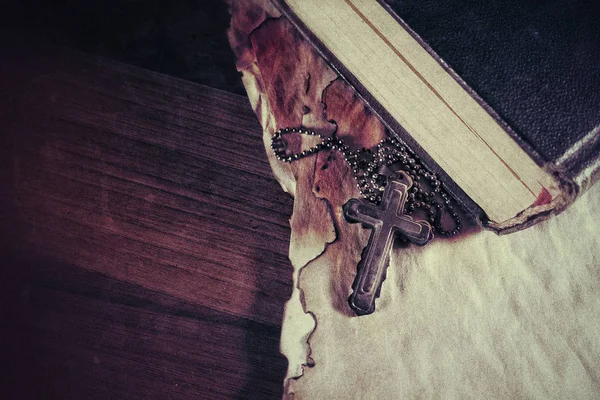 Hıristiyanlık Dini Sembolü İsa Haçı ve İncil