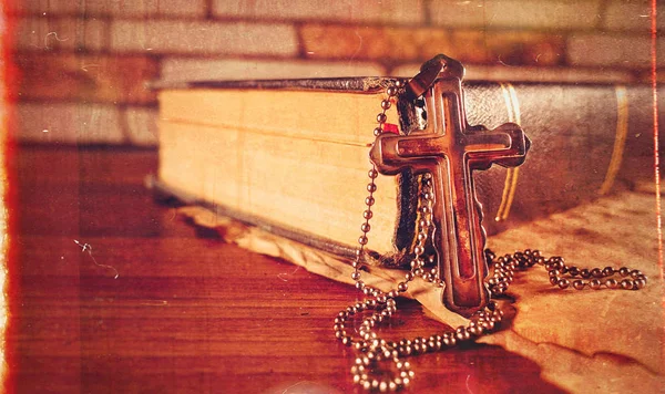 Hıristiyanlık Dini Sembolü İsa Haçı ve İncil