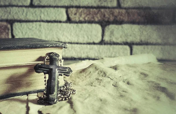 Hıristiyanlık Dini Sembolü İsa Haçı ve İncil