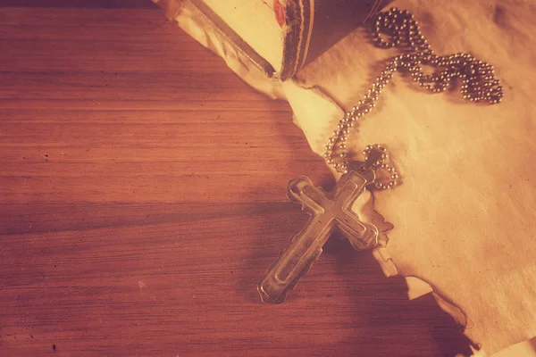 Hıristiyanlık Dini Sembolü İsa Haçı ve İncil