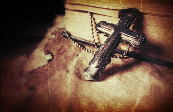 Hıristiyanlık Dini Sembolü İsa Haçı ve İncil