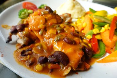 Meksika fasulyesi Chili soslu tavuk 