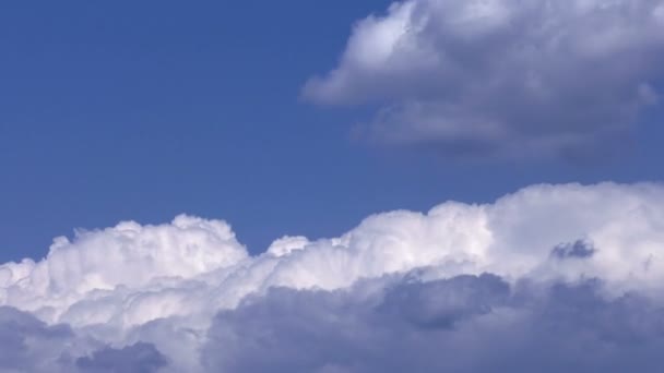 Μαλακό Λείο Ουράνια Σύννεφα Στον Καθαρό Ουρανό Ηλιόλουστη Μέρα — Αρχείο Βίντεο