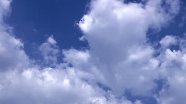 Μαλακό Λείο Ουράνια Σύννεφα Στον Καθαρό Ουρανό Ηλιόλουστη Μέρα — Αρχείο Βίντεο