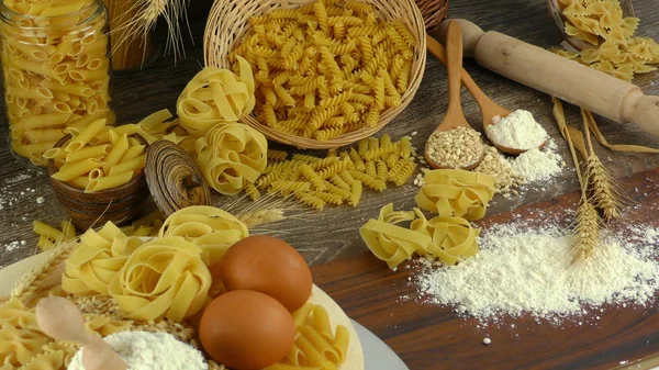 未煮熟的意大利通心粉面条 — 图库照片