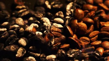 Kavrulmuş kahvenin yangın makro yazma Tarih