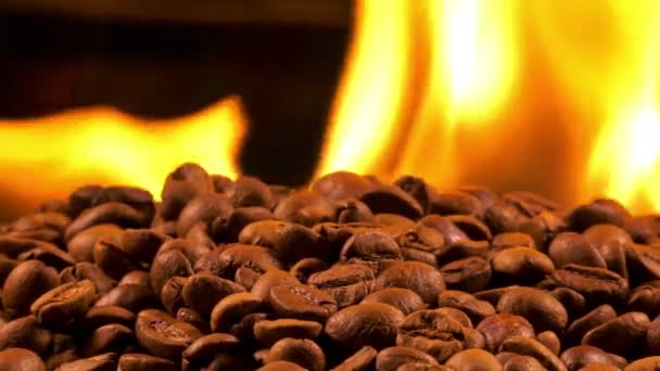 Pražená Zrnková Káva Hořící Oheň Makro — Stock video