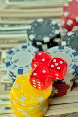 Para cips ve kumar kartları fotoğraf kırmızı Dices